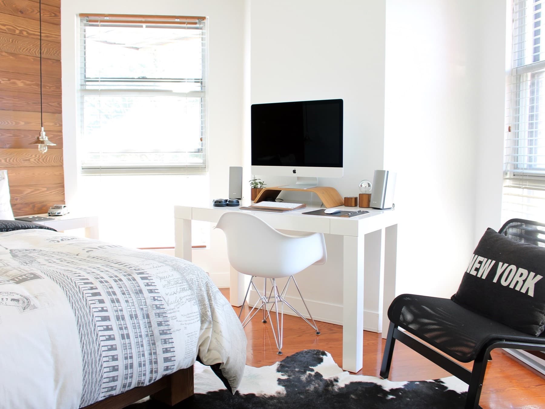 Quarto — cama e guarda-roupa